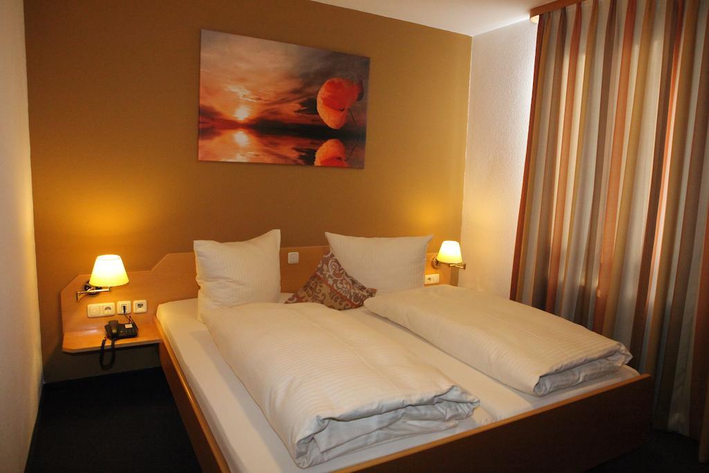 Hotel Am Ostpark Neubiberg Exterior foto